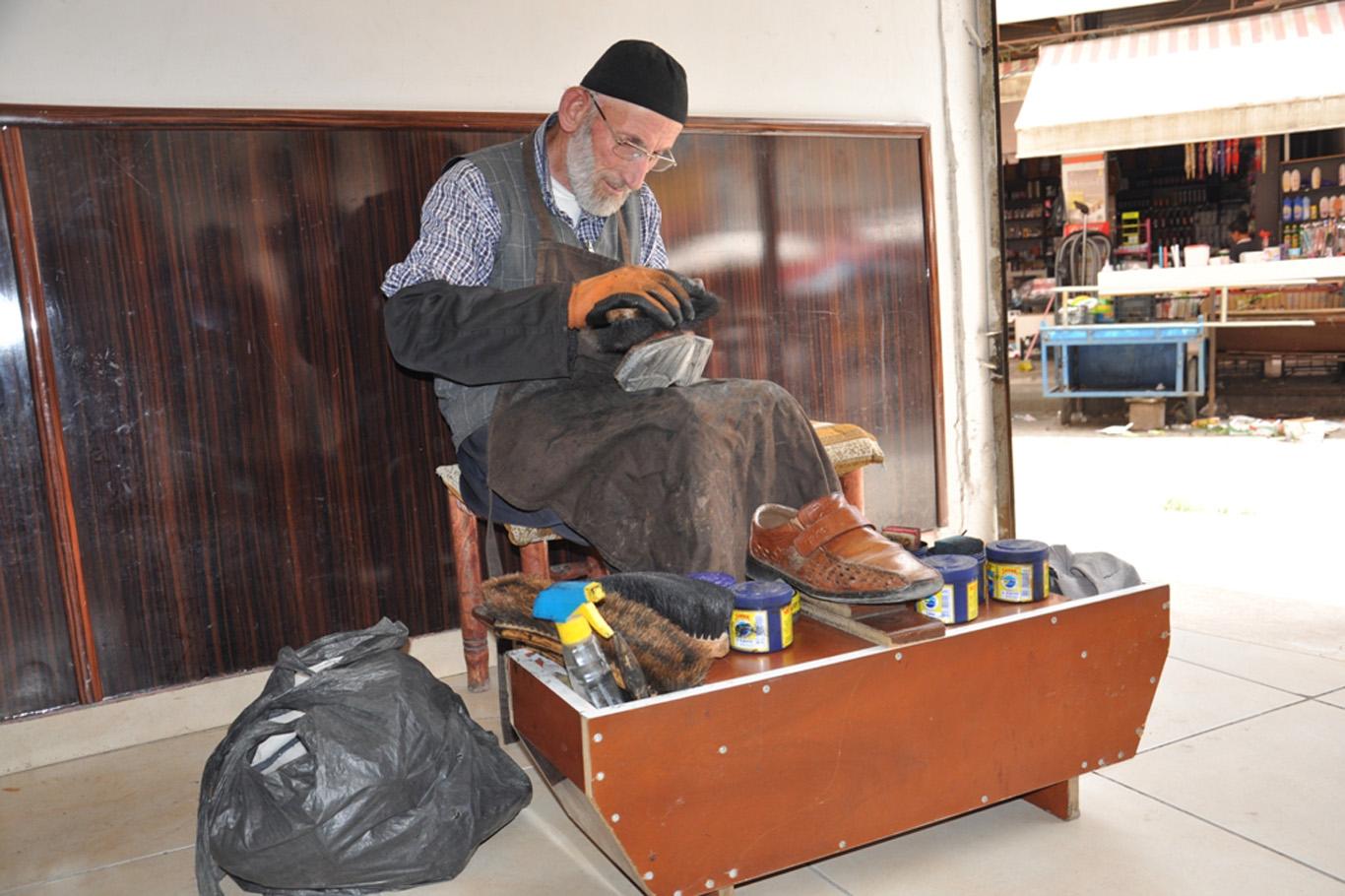 Yaşlı adam ayakkabı boyayarak ev geçindiriyor